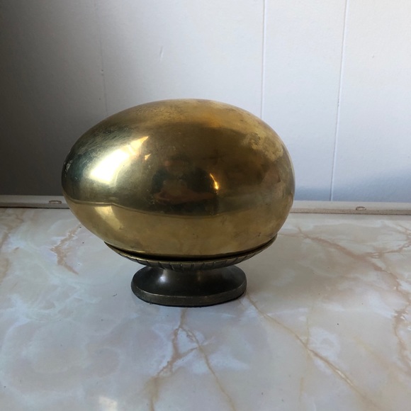 Jumbo Vintage Brass Egg with stand - Picture 4 of 7